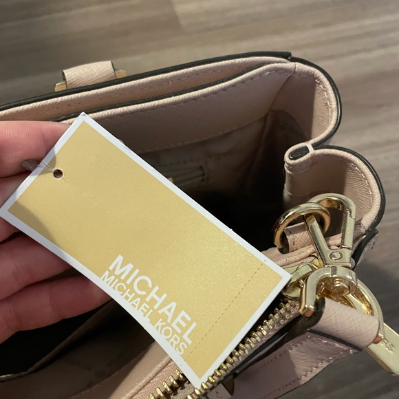 Michael Kors cream over the shoulder purse - Picture 6 of 7